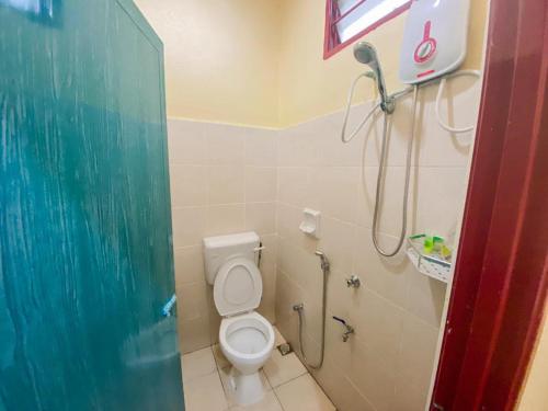 珍南海滩Lagenda Resthouse Langkawi的一间带卫生间和淋浴的浴室