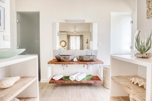 马埃岛贝拉扎尔区Pineapple Beach Villas的浴室设有2个水槽和镜子