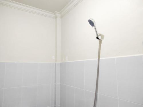 KaremaRedDoorz Syariah at Karema Area Mamuju的白色浴室设有淋浴。