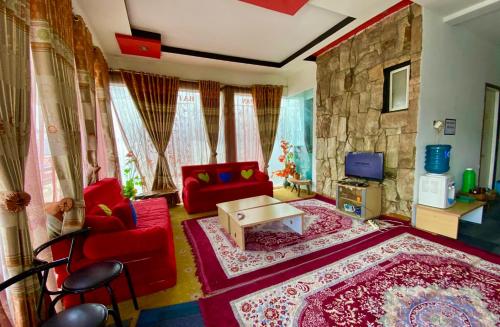 Homestay Batu Kelir Syariah Dieng Mitra RedDoorz的休息区