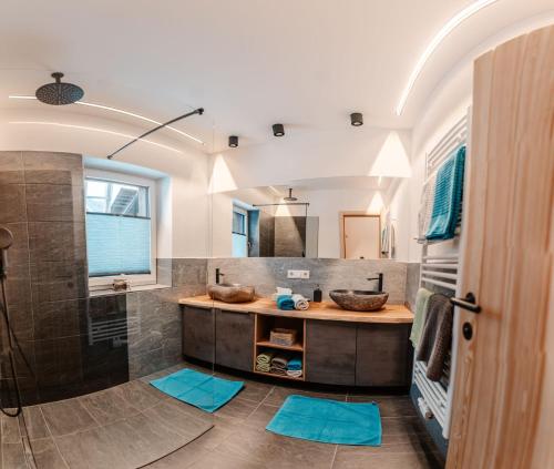 上特劳恩Bergmoment Apartments的一间带两个盥洗盆和淋浴的浴室