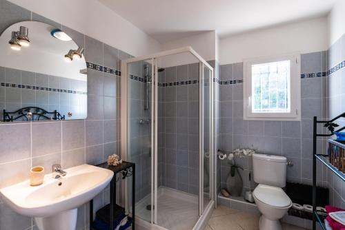 AregnoAria - Vue Mer的带淋浴、盥洗盆和卫生间的浴室