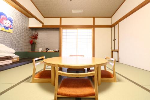 京都京都Gran M’s 酒店的一间带桌椅的用餐室