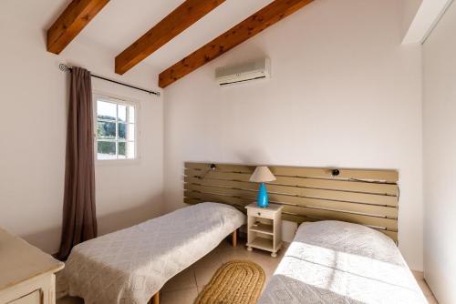 AregnoAria - Vue Mer的一间卧室设有两张床和窗户。