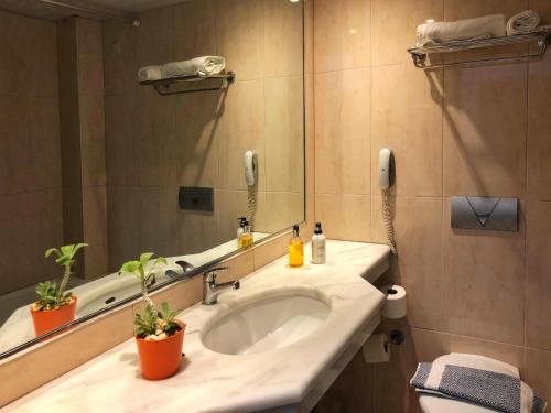 依克希亚卡拉维尔公寓酒店的一间带水槽和镜子的浴室