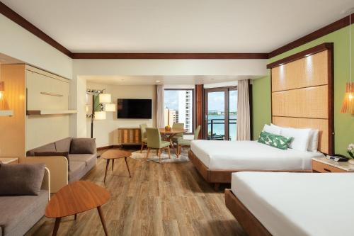 塔穆宁Dusit Beach Resort Guam的酒店客房设有床和客厅。