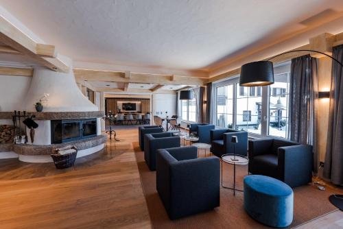奥伯斯特多夫舒尔康体SPA度假酒店 - 仅限成年人的客厅配有蓝色椅子和壁炉