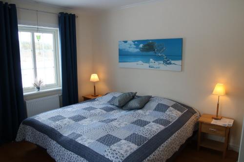 韦斯特维克Värmvik Gårdskontor的一间卧室配有一张带蓝白色毯子的床