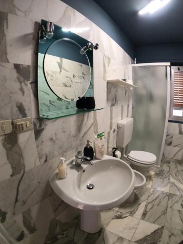 CadareseBaggio House的一间带水槽、卫生间和镜子的浴室