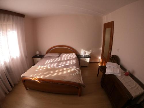 CadareseBaggio House的一间小卧室,配有一张床和镜子