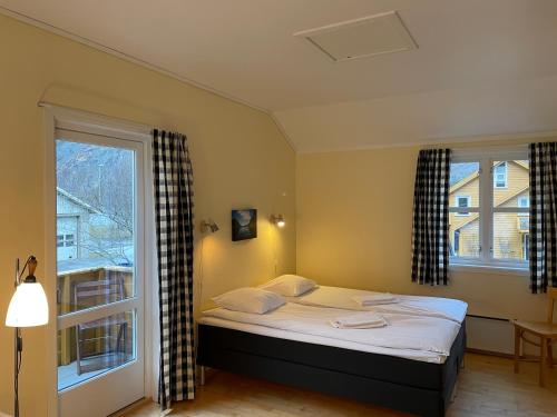 莱达尔绥里来飞亚利芬日提妲挪度酒店的一间卧室设有一张床和一个大窗户