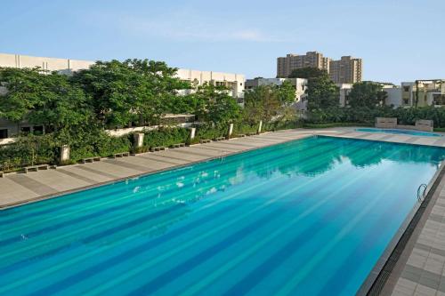 艾哈迈达巴德Wyndham Ahmedabad Shela的建筑物屋顶上的游泳池