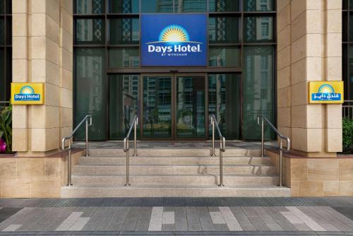 迪拜Days Hotel By Wyndham Dubai Deira的大楼前的楼梯