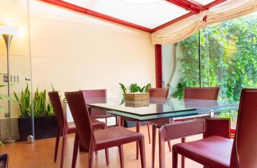 贝尔奇特Casa rural Legus Belikiom的一间设有玻璃桌和椅子的用餐室