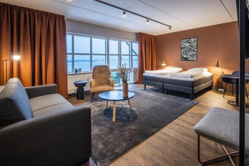 奥尔堡Pier 5 Hotel的客厅配有沙发和桌子