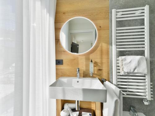 托尔诺泽拜奥公寓式酒店的浴室设有白色水槽和镜子