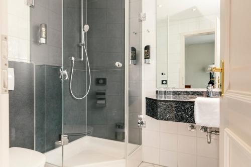 索梅劳森Weingut Pastoriushaus - Artur Steinmann的带淋浴和盥洗盆的浴室