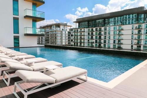 迪拜STAY BY LATINEM Luxury 1BR Holiday Home G6524 near Burj Khalifa的大楼内一个带躺椅的游泳池