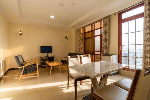 阿鲁沙Kibo Palace Apartments的客厅配有桌椅