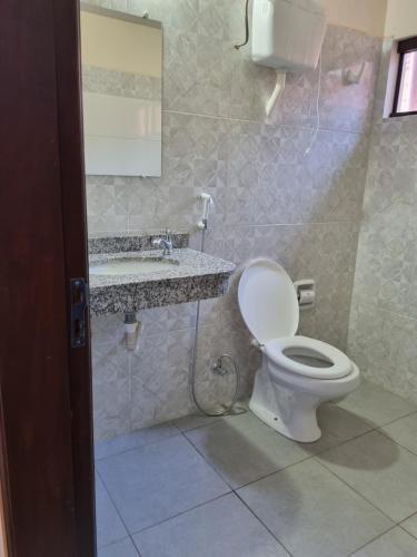 Villa ConcepciónHotel Karanda´y的一间带卫生间和水槽的浴室
