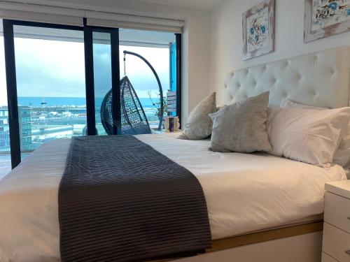 直布罗陀Luxury Ocean Spa Plaza Private Large 1 bed apartment的一间卧室设有一张大床和大窗户