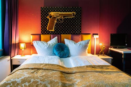 德累斯顿Boutique Hotel Rothenburger Hof的一间卧室配有一张带蓝色枕头的大床