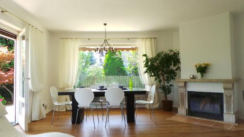 加尔米施-帕滕基兴Yeti Lux - Family Garden Lodge的一间带桌椅和壁炉的用餐室