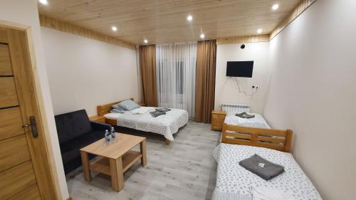 下姆沙纳Wyspa Mszanka的小房间设有两张床和一张桌子