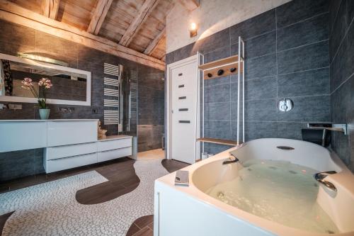 蒂涅Chalet Ancolie的带浴缸和盥洗盆的浴室