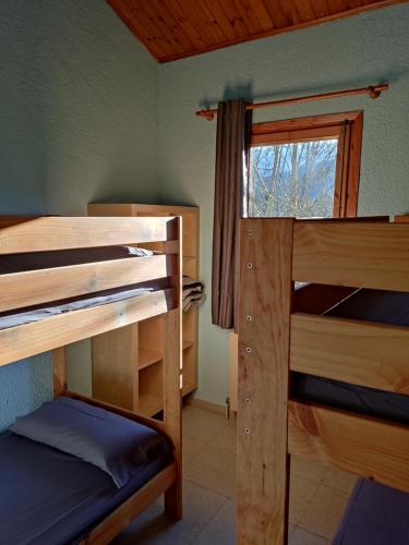 Alberg Can Ribals客房内的一张或多张双层床