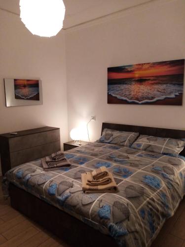 安科纳Appartamento Turistico "ortensia"的一间卧室配有带毛巾的床