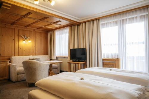 莱赫阿尔贝格水晶酒店的酒店客房设有两张床和电视。
