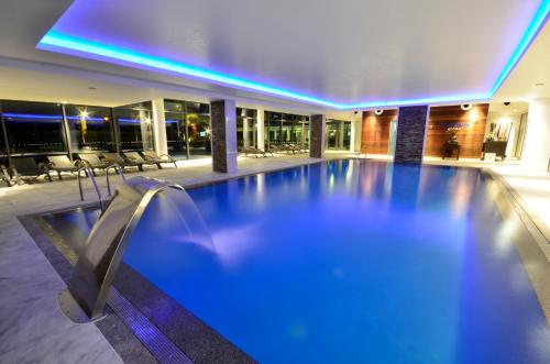 奎特里拉水上表演公园酒店的蓝色灯光的建筑中的游泳池