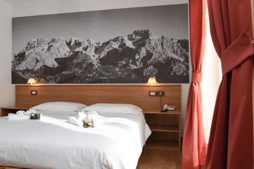 卡里索洛Park Residence Imperator的卧室配有一张大白色的山壁床