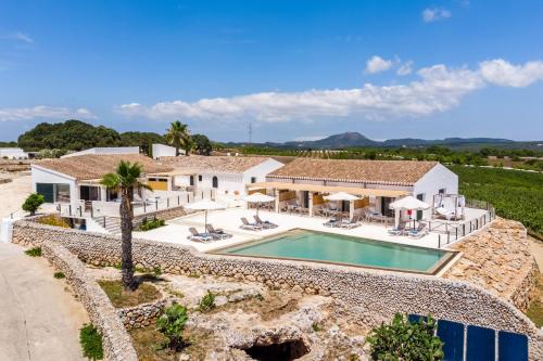 苏昂博Agroturismo Llucasaldent Gran Menorca - Adults Only的享有带游泳池的房屋的空中景致