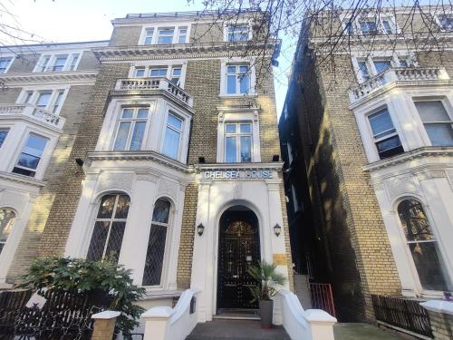 伦敦切尔西别墅住宿加早餐酒店的一座带黑色门的大型砖砌建筑