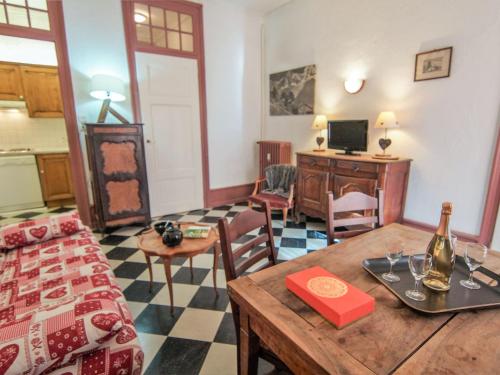夏蒙尼-勃朗峰夏蒙尼莫扎迪斯公寓的客厅配有桌子和沙发