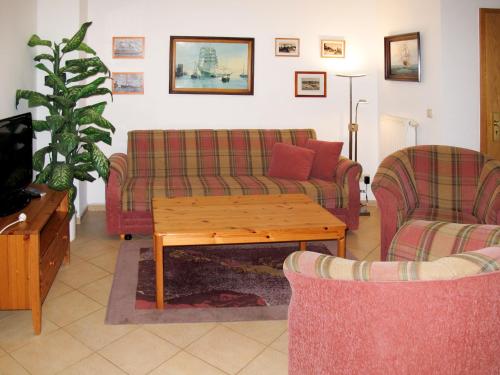 岑平Apartment Achterwasser - ZEM100 by Interhome的客厅配有两张沙发和一张咖啡桌