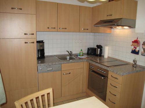 岑平Apartment Zur Ostsee by Interhome的一个带木制橱柜和水槽的厨房