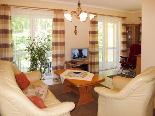 岑平Apartment Zur Ostsee by Interhome的客厅配有2张白色沙发和1张桌子