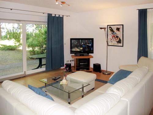 洛丁Apartment Haus Berlin-3 by Interhome的客厅配有白色沙发和电视