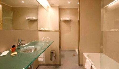 图伊科隆图伊酒店的浴室配有盥洗盆和浴缸。