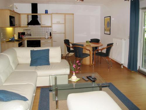 洛丁Apartment Haus Berlin-3 by Interhome的客厅配有白色的沙发和桌子