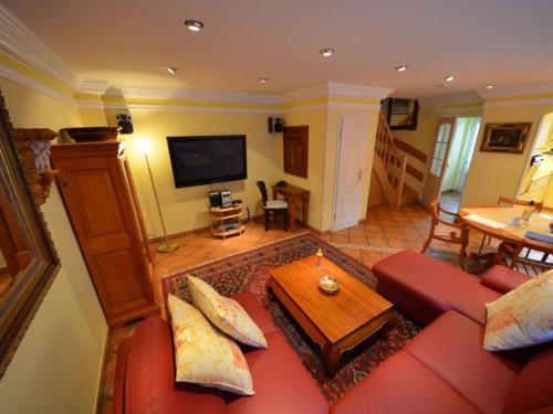 格罗斯齐克Holiday Home Lotsenhaus by Interhome的客厅配有红色的沙发和桌子