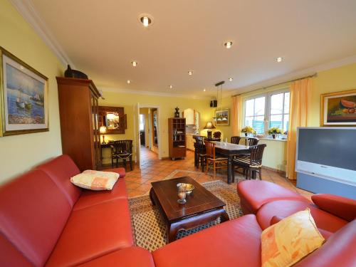 格罗斯齐克Holiday Home Kormoran by Interhome的客厅配有红色的沙发和桌子