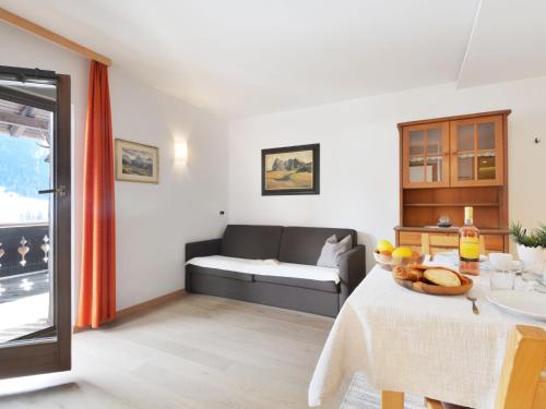 奥蒂塞伊Apartment Tirol-1 by Interhome的客厅配有桌子和沙发