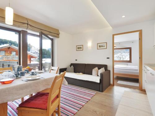奥蒂塞伊Apartment Tirol-2 by Interhome的客厅配有沙发和桌子