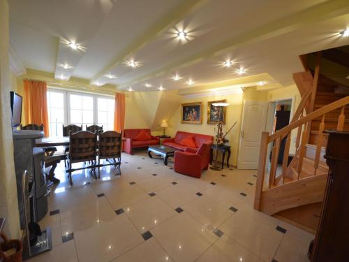 格罗斯齐克Apartment Sonnenkamp-4 by Interhome的客厅配有红色的沙发和桌子