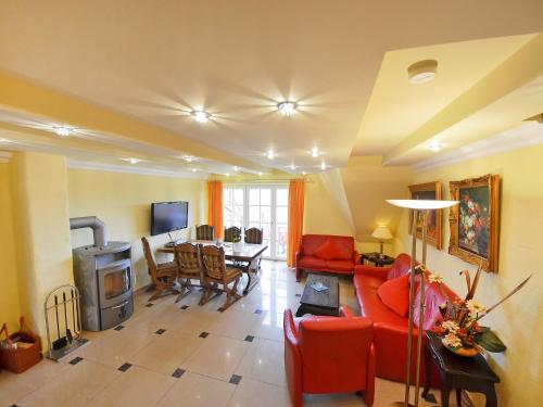 格罗斯齐克Apartment Sonnenkamp-4 by Interhome的客厅配有红色的沙发和桌子