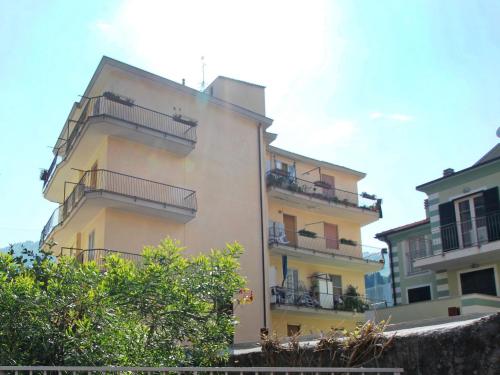 阿拉西奥Apartment Sant'Antonio by Interhome的一座高大的建筑,旁边设有阳台